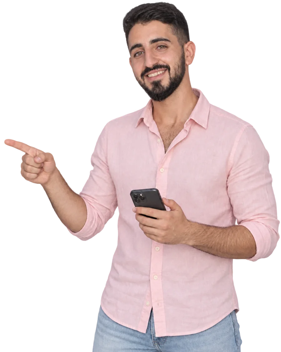 דניאל מחייך, מחזיק טלפון ומצביע לכיוון הצ'אט